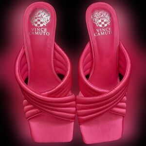 NWOT Vince Camuto Sarendie Fuchsia Sandal